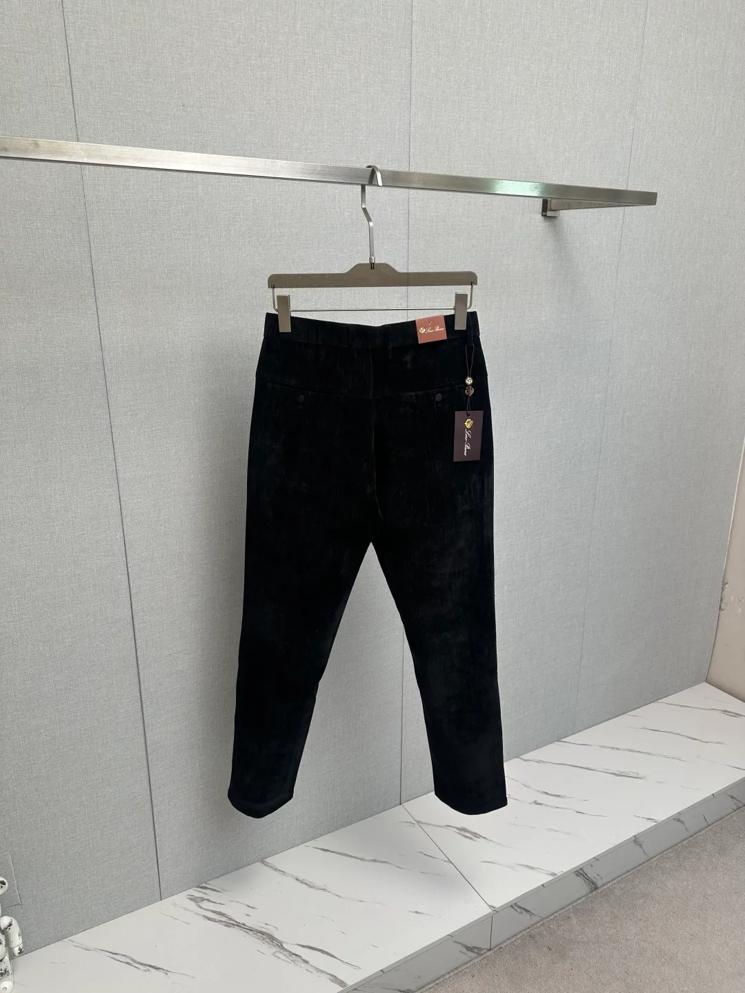 LP latest trade order corduroy slacks! Full condition! ! Customized exclusive corduroy fabric tailoring! The upper body is comfortable and Breathable, not stiff, and the overall body has a rich three-dimensional sense. Quality export order meets the simple needs of commuters for dressing. The upper body effect is very good, slimming, and not picky about the figure. The fabric workmanship is impeccable. Only good craftsmanship and good fabrics can wear a good taste. It is a must-have item for everyone! Size:M-3XL